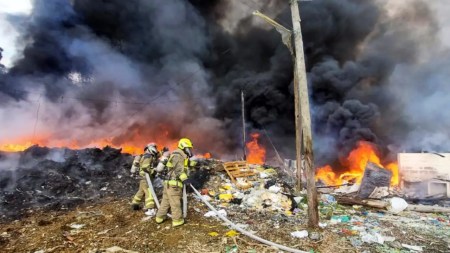 Emergencia por incendio en bodega de reciclaje en Medellín