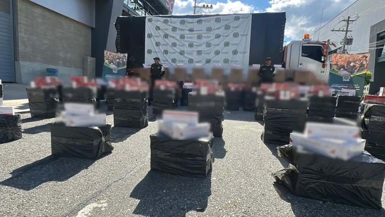 Policía incauta millonario cargamento de cigarrillos de contrabando en Copacabana Policía incauta millonario cargamento de cigarrillos de contrabando en Copacabana