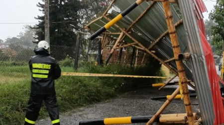 Por fuertes vientos, un parqueadero terminó destechado en Rionegro