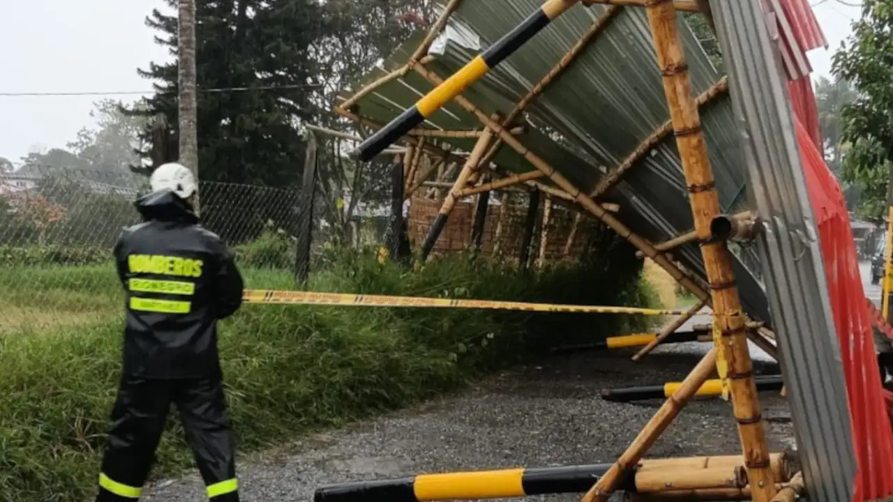 Por fuertes vientos, un parqueadero terminó destechado en Rionegro