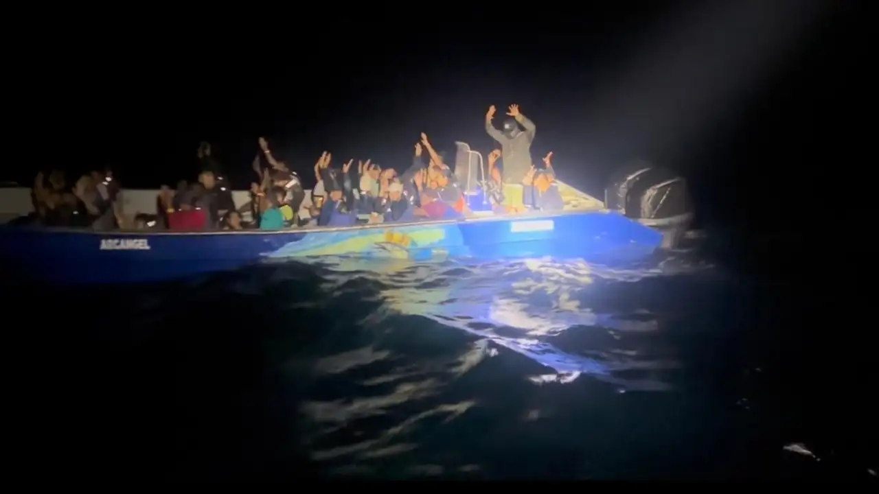 Rescatan a 44 migrantes en el Golfo de Urabá, viajaban de noche en una embarcación poco segura