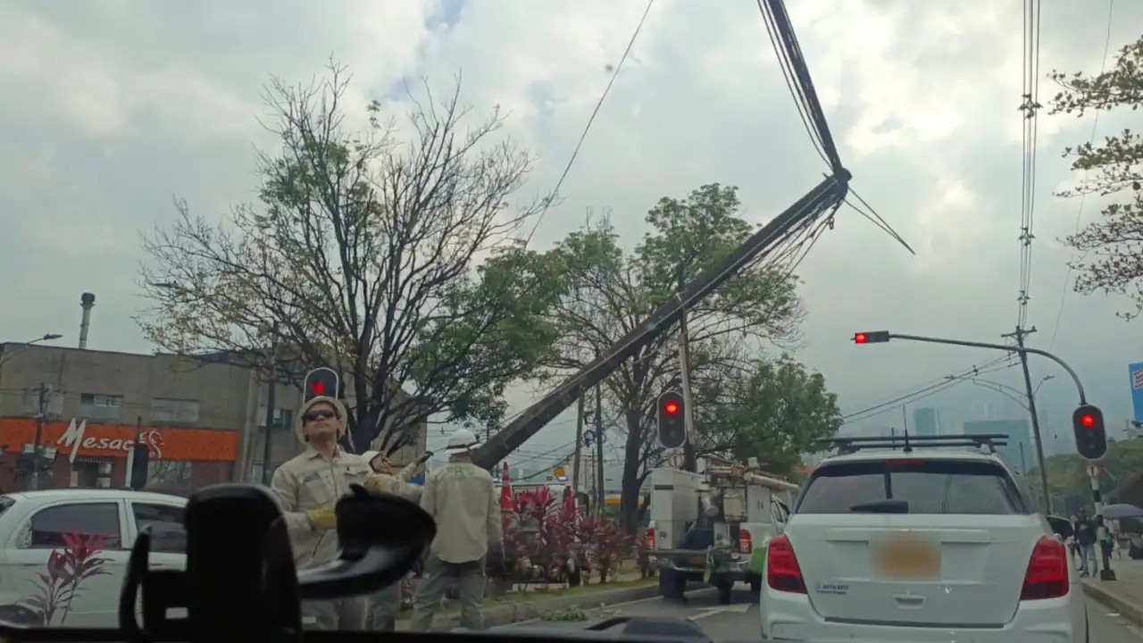 Vehículo choca contra un poste en La Aguacatala