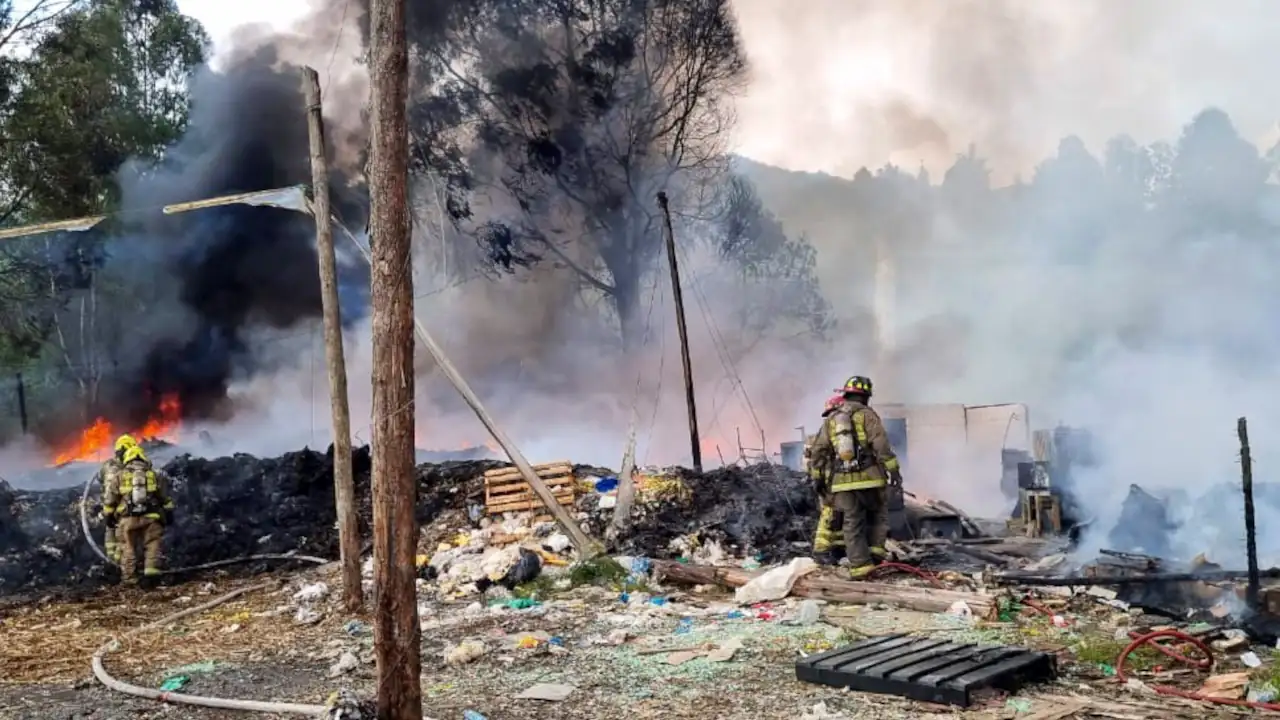 Emergencia por incendio en bodega de reciclaje en Medellín
