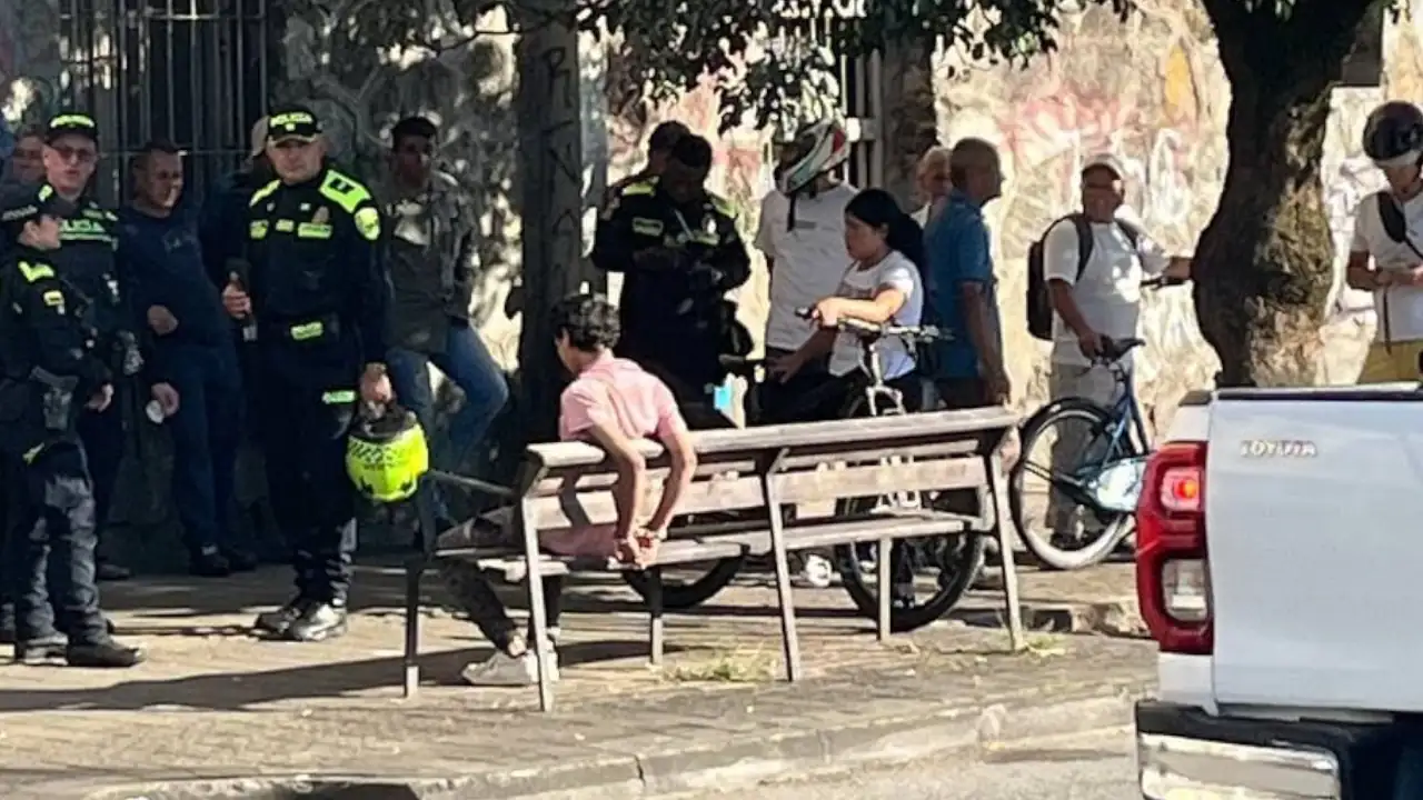 En el centro de Medellín, un hombre manejaba en zigzag y chocó contra otros vehículos
