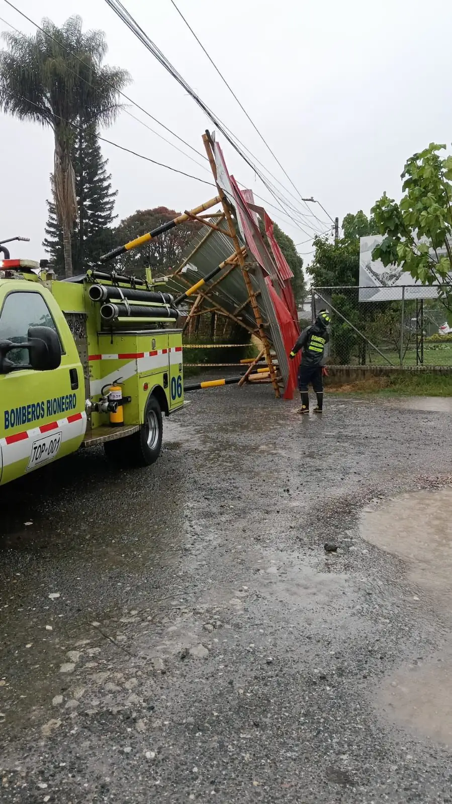 Por fuertes vientos, un parqueadero terminó destechado en Rionegro