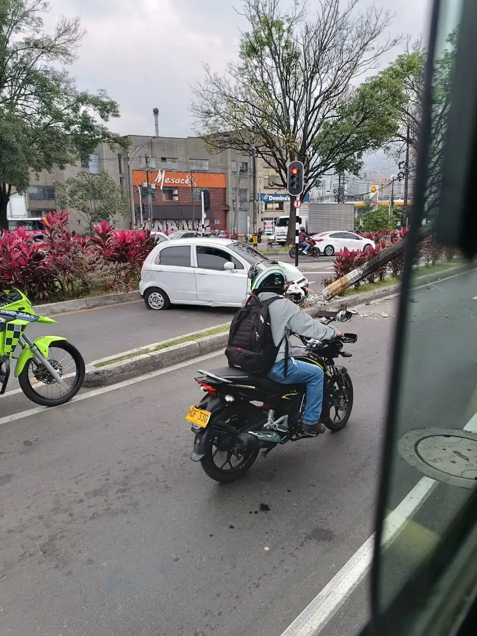 Vehículo choca contra un poste en La Aguacatala