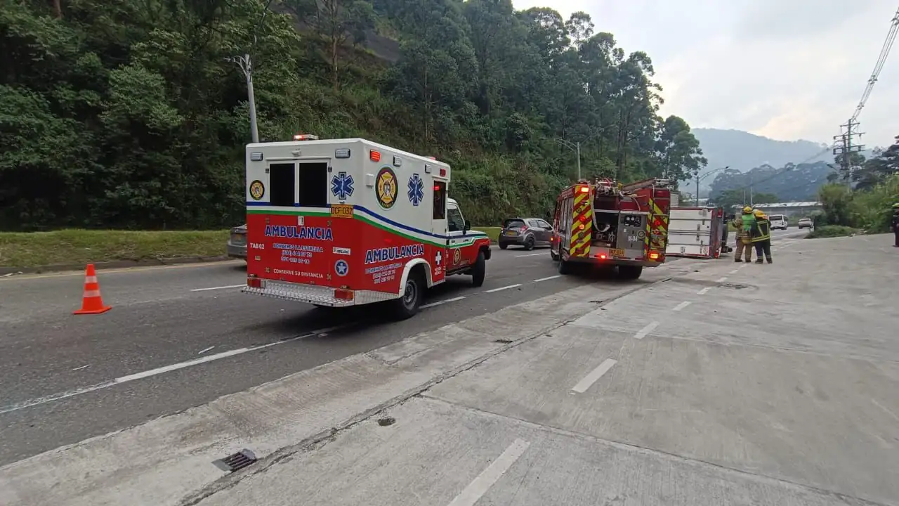 Vehículo transportador de alimentos se volcó en la variante caldas