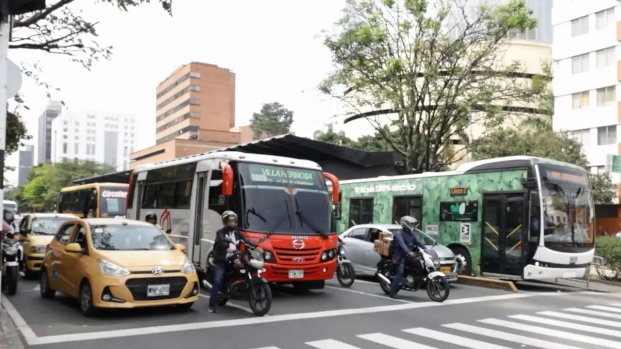 Sector de transportadores urbanos alertan que los trayectos en bus toman casi el doble y crece el transporte informal