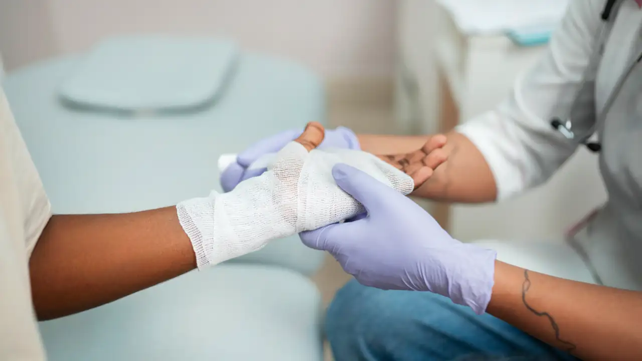 Debido a la gravedad de las quemaduras, la joven se encuentra en una UCI