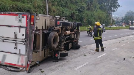 Vehículo transportador de alimentos se volcó en la variante a Caldas Vehículo transportador de alimentos se volcó en la variante caldas