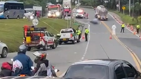 Dos personas perdieron la vida en un choque entre un camión y dos motos en Caldas, Antioquia Dos personas perdieron la vida en un choque entre un camión y dos motos