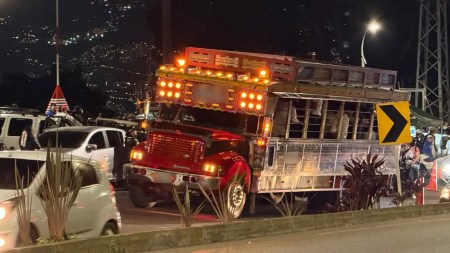 En Medellín, Policía sorprende a un hombre y un menor en intento de robo pasajeros de una chiva