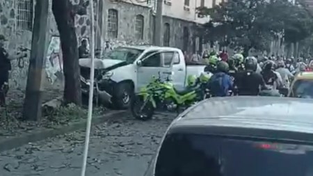 ¡Qué susto! En el centro de Medellín, un hombre manejaba en zigzag y chocó contra otros vehículos