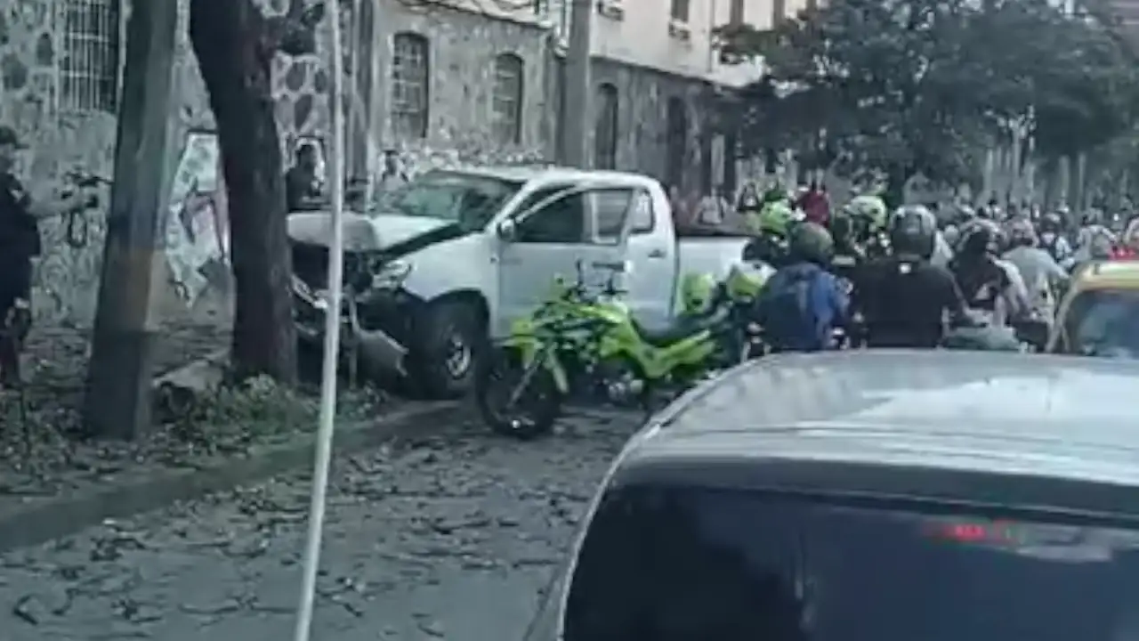 ¡Qué susto! En el centro de Medellín, un hombre manejaba en zigzag y chocó contra otros vehículos