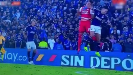 ¿Debió ser roja?: codazo de Falcao a Millán en el clásico Millonarios vs Santa Fe Falcao-codazo