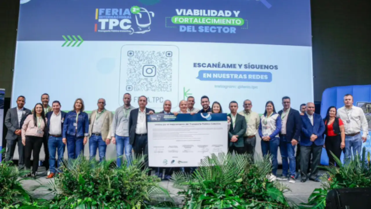 Representantes del Transporte en el Valle de Aburrá y autoridades de Medellín firman compromiso por la movilidad sostenible Feria-de-Transporte