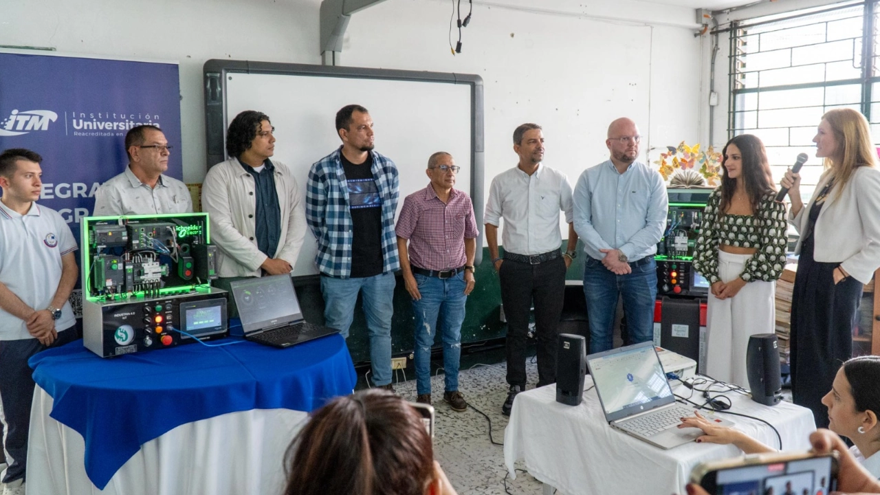 Más de 5.600 estudiantes de décimo y once serán beneficiados con equipos especializados para El Internet de las Cosas Más de 5.600 estudiantes de décimo y once serán beneficiados con equipos especializados para El Internet de las Cosas