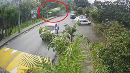 Impactante video capta momento en que camión sin frenos pierde el control en la Loma del Escobero