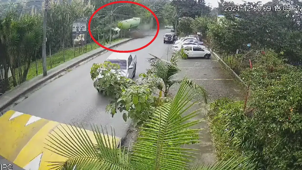 Impactante video capta momento en que camión sin frenos pierde el control en la Loma del Escobero