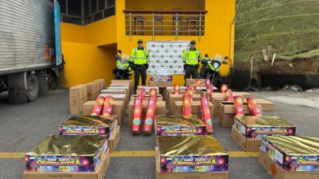 Policía incauta una tonelada de juegos pirotécnicos en la vía Medellín-Bogotá