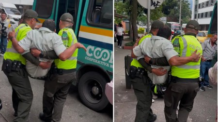 Policías de tránsito ayudan a persona con movilidad reducida en Medellín