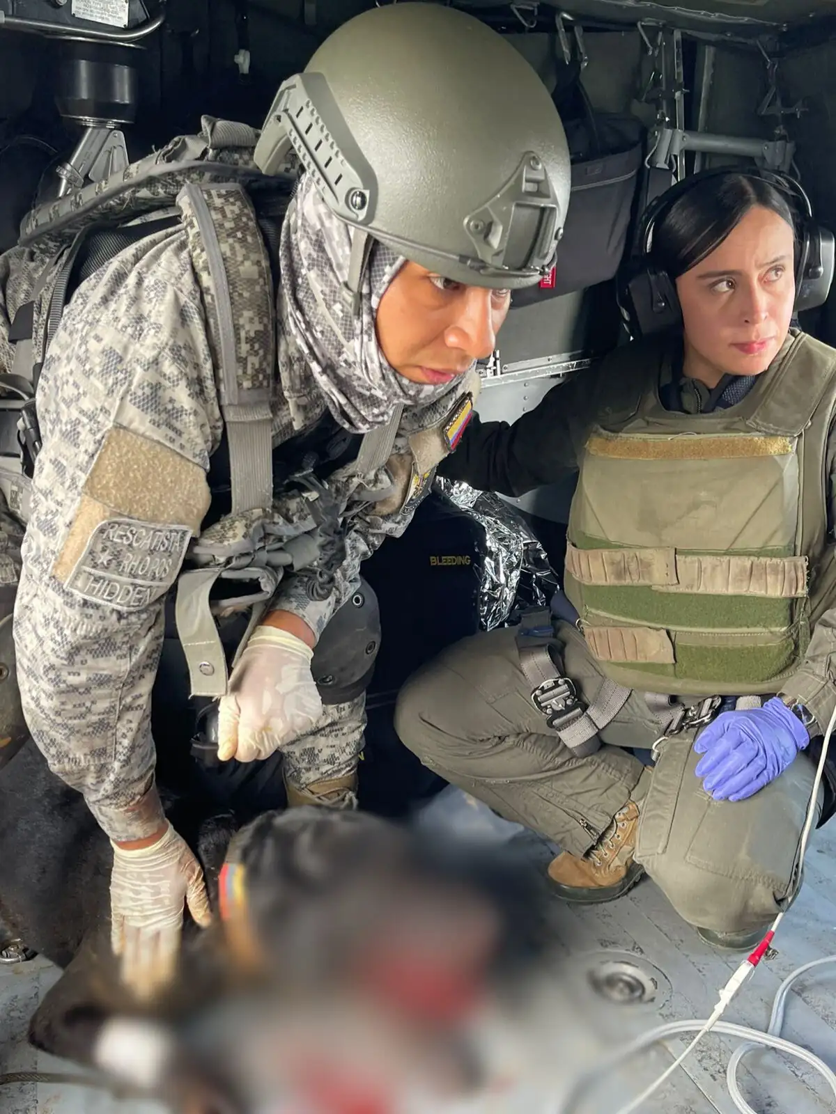 Fuerza Aérea rescata a un perrito soldado y su guía tras ser víctimas de una mina antipersonal en Anorí