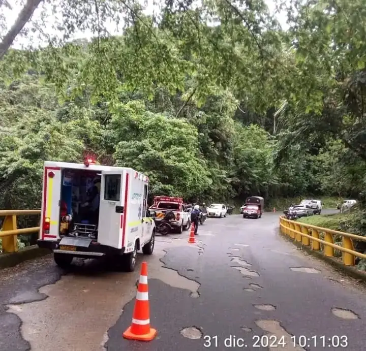 Carro se fue a un abismo en la vía Medellín - Bogotá, do s mujeres resultaron lesionadas
