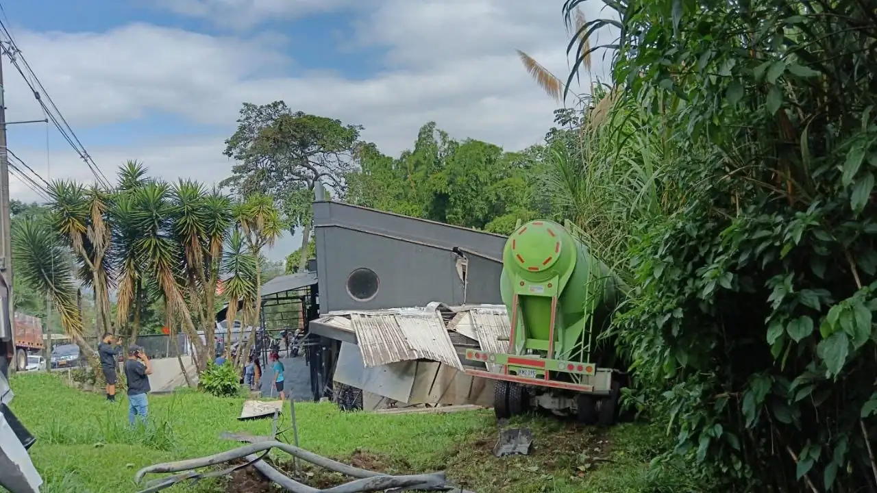accidente-lomaescobero-envigado-camion-cemento