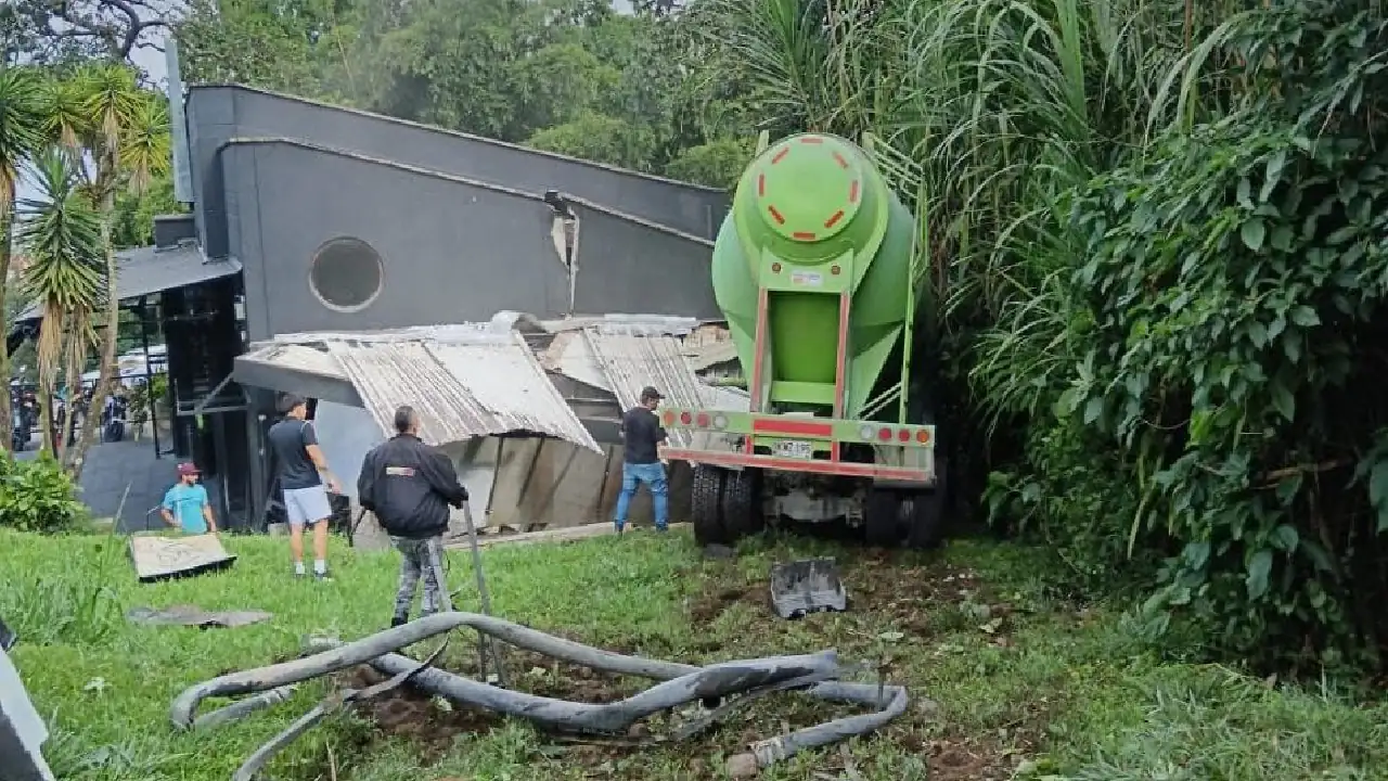 accidente-lomaescobero-envigado-camion-cemento1