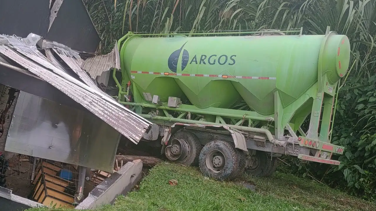 accidente-lomaescobero-envigado-camion-cemento2