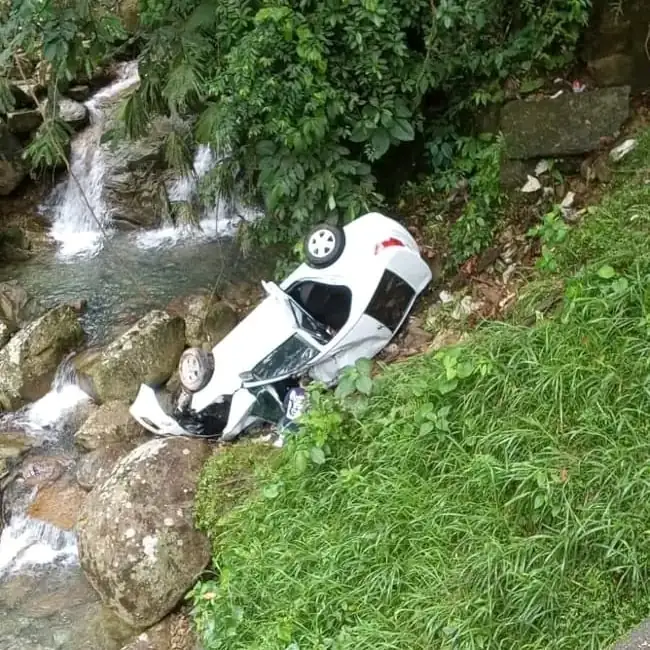 Carro se fue a un abismo en la vía Medellín - Bogotá, do s mujeres resultaron lesionadas