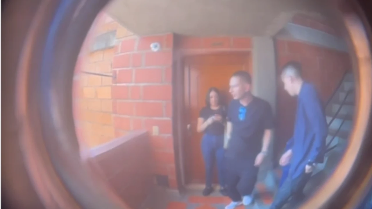 Apartamenteros querían entrar a robar en una vivienda pero no pudieron. Quedaron grabados en video