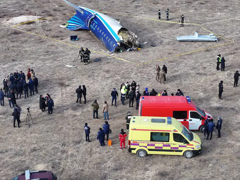 Video|¡Impactante! Captan el momento en que un avión con 67 personas a bordo se estrella al oeste de Kazajistán 1 avión-Kazajistán