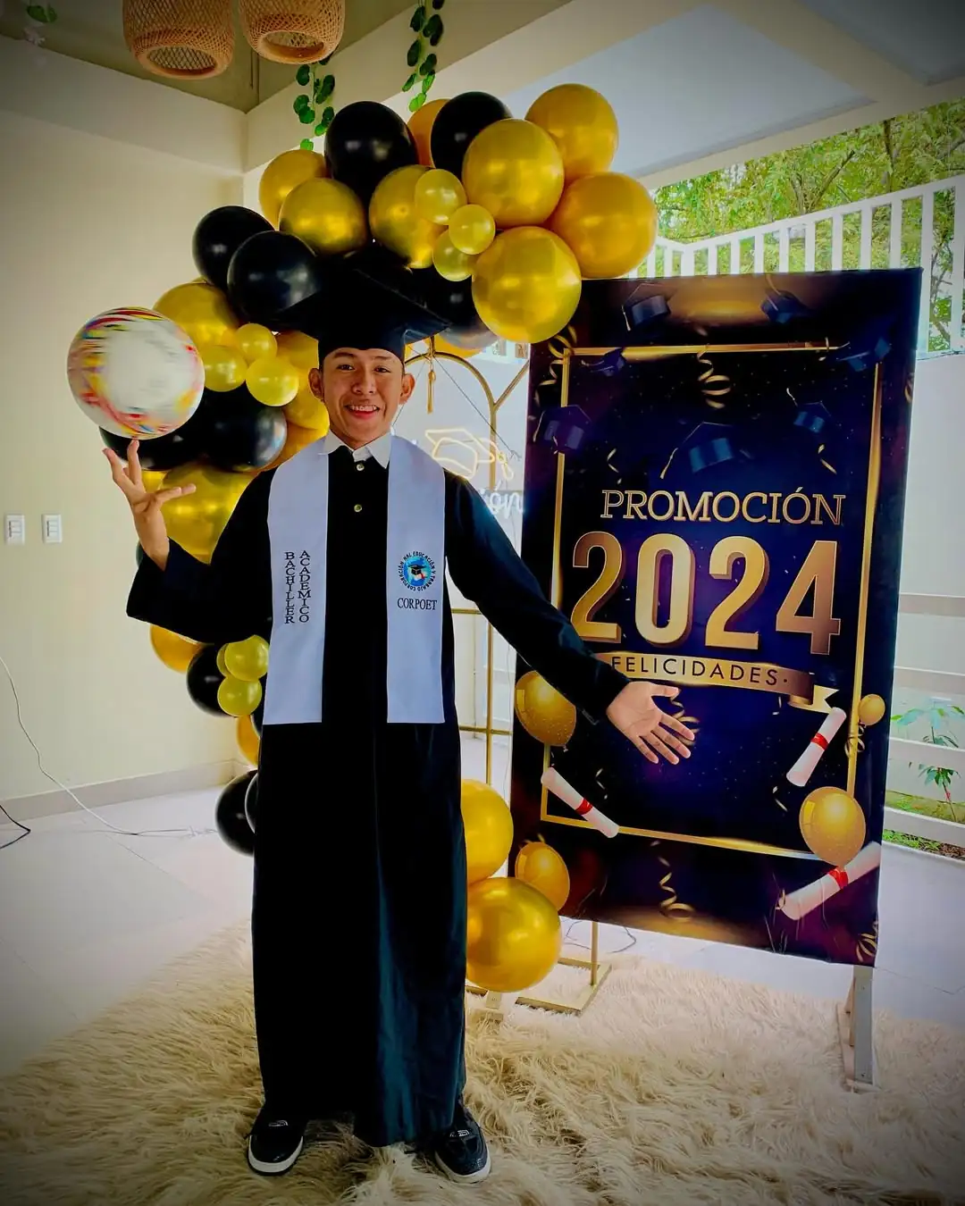 Jovencito que trabaja en los semáforos llora de emoción al recibir su diploma de bachiller 1 Jovencito que trabaja en los semáforos llora de emoción al recibir su diploma de bachiller