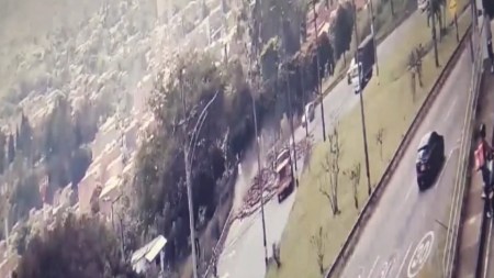En video quedó registrado la caída de la carga de troncos de un camión en la Autopista Norte