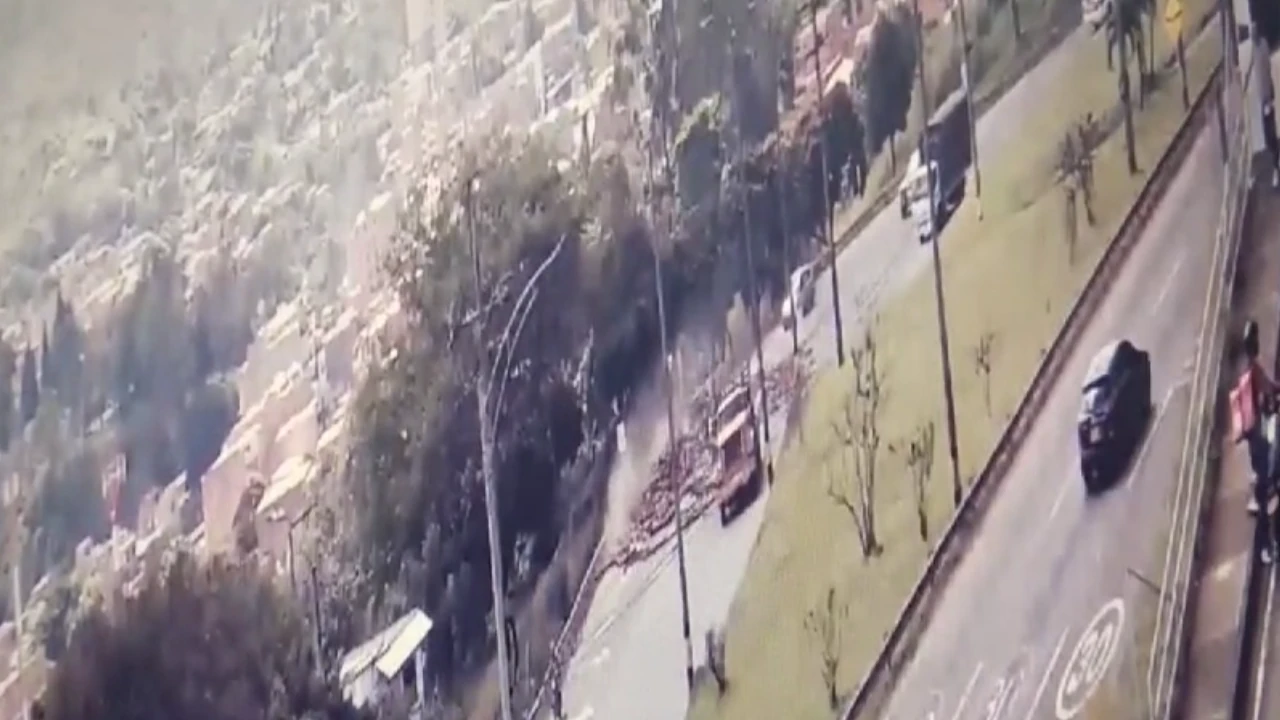 En video quedó registrado la caída de la carga de troncos de un camión en la Autopista Norte