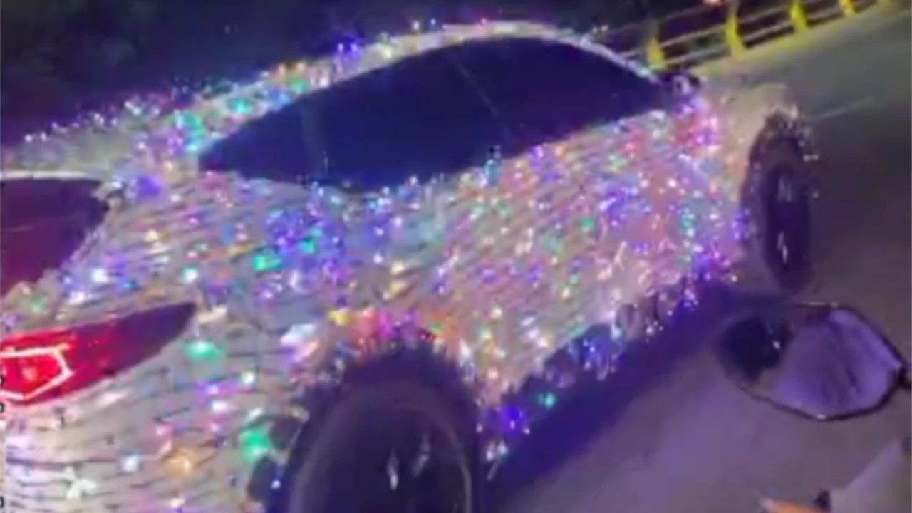 ¡Mucho espíritu navideño! Un carro con luces de navidad causa sensación en las calles de Medellín ¡Mucho espíritu navideño! Un carro con luces de navidad causa sensación en las calles de Medellín