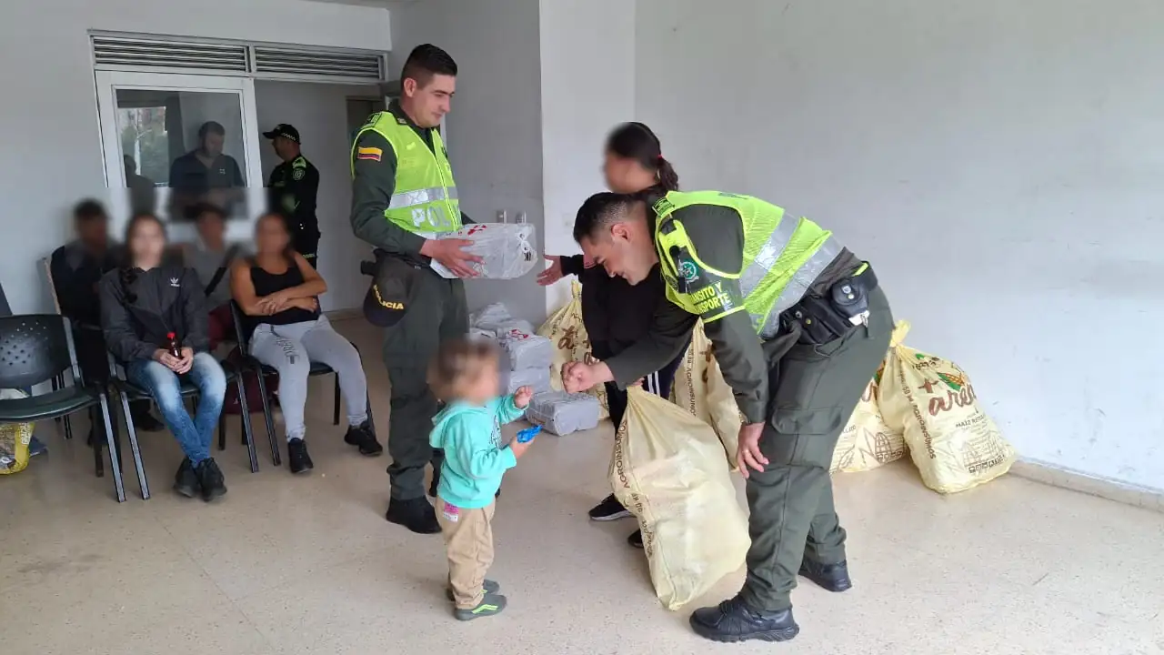 entrega-mercados-personal-transito-policia-caldas-antioquia3