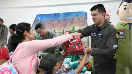 entrega-regalos-niños-oriente-antioqueño-fuerza-aerea