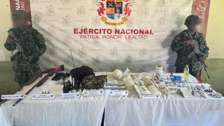 Hallaron en El Bagre una caleta del Clan del Golfo con material explosivo, armas y prendas alusivas a la Fuerza Pública explosivos-materialguerra-incautados-ejercito-elbagre
