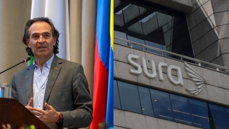 “El Gobierno Nacional destruyó el sistema de salud”, Fico se refirió al caso Sura y culpa al Gobierno Petro