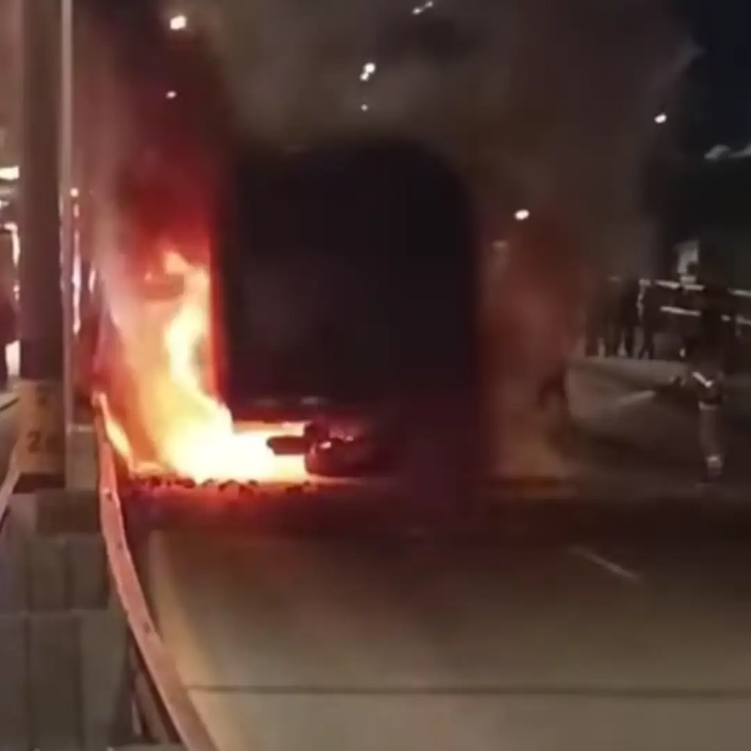 ¡En llamas! Camión que transportaba hortalizas se incendió en el puente de Zamora en la Medellín - Bogotá 1 incendio-puente-zamora-bello-antioquia