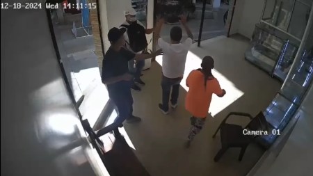 Con arma en mano, así quedaron registrados en video ladrones en una joyería en Barbosa