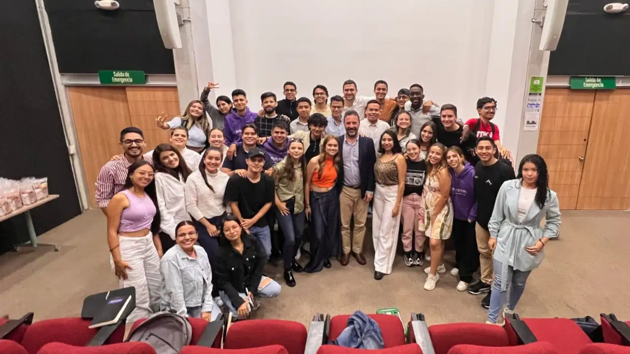50 nuevos líderes jóvenes: Medellín forma a la próxima generación de transformadores 50 nuevos líderes de medellin