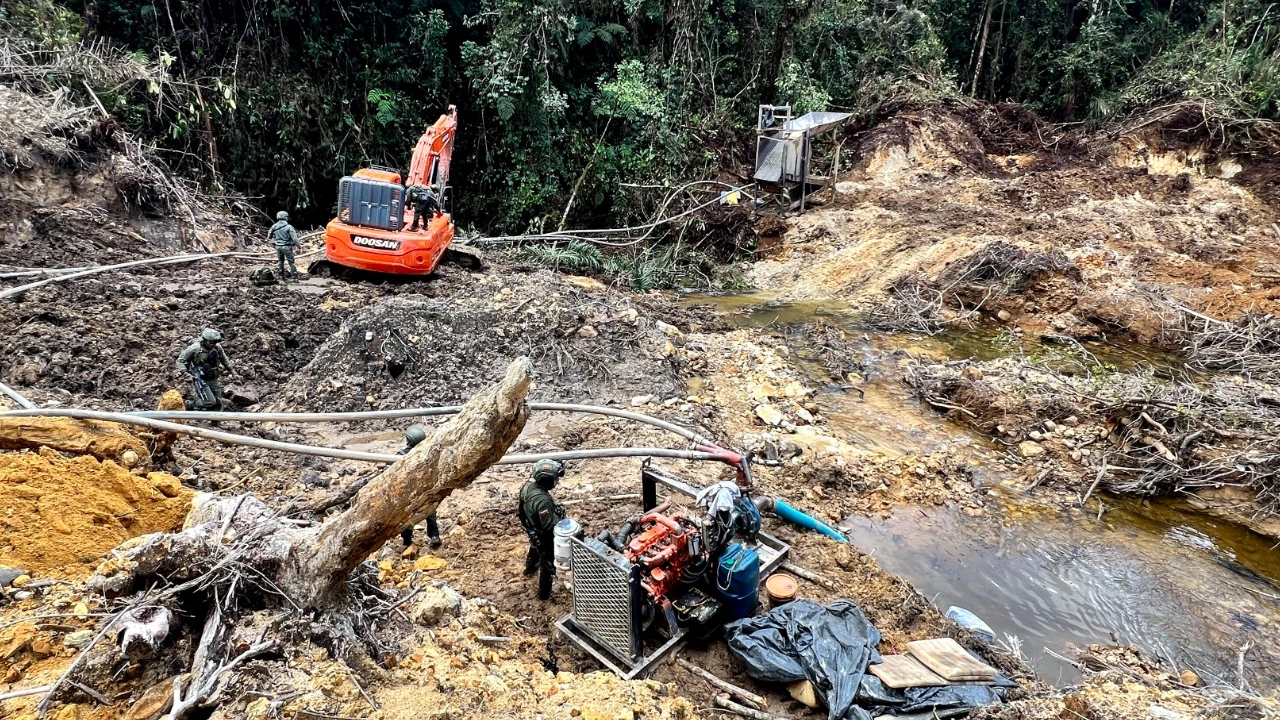 mineria-extraccion-ilicita-oro-antioquia-maquinaria-amarilla