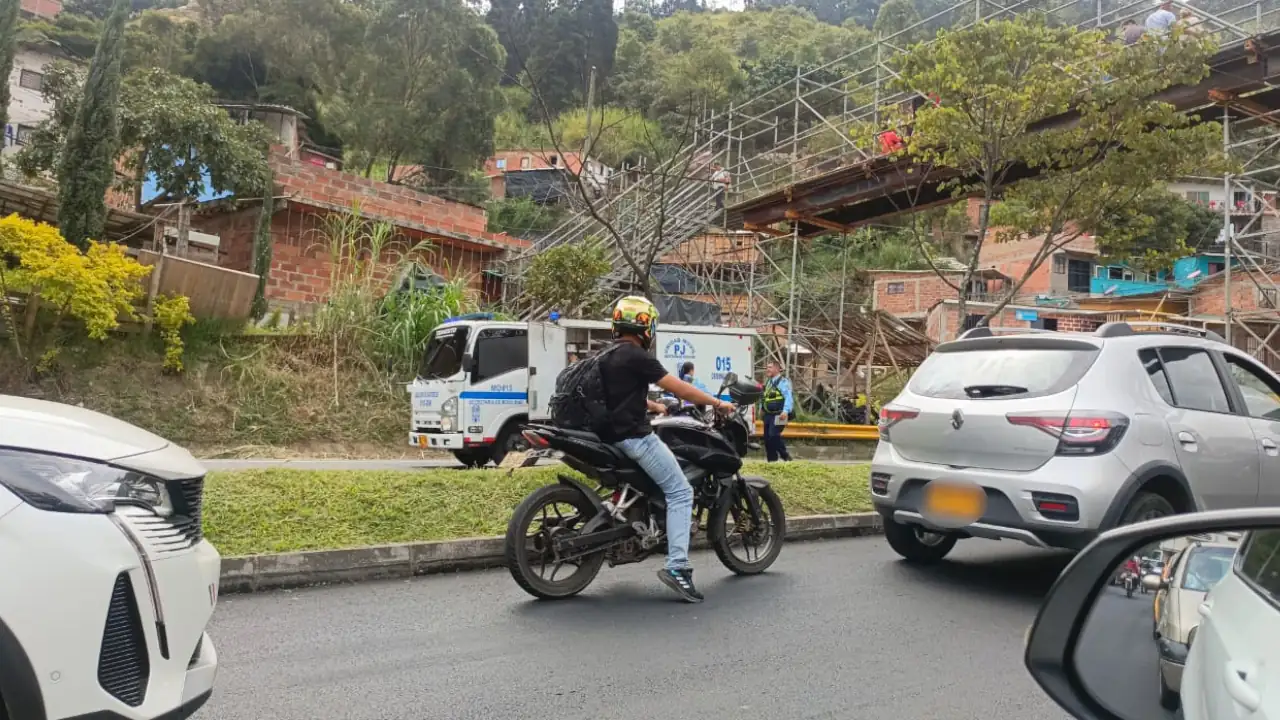 Mujer perdió la vida al ser embestida por una moto en Medellín