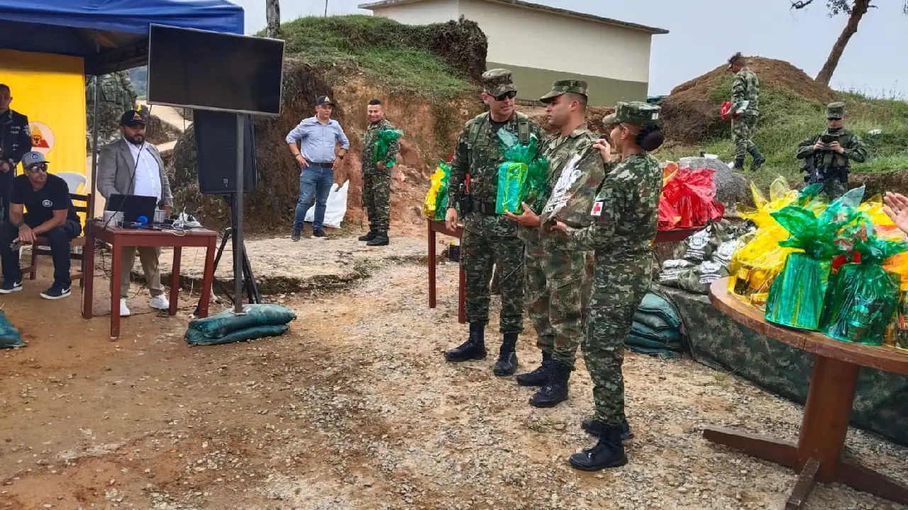 ¡Qué bacano! A tropas del Ejército que están en las montañas del Oriente Antioqueño les llevaron la navidad y regalos 5 navidad-soldados-ejercito-oriente-antioqueño