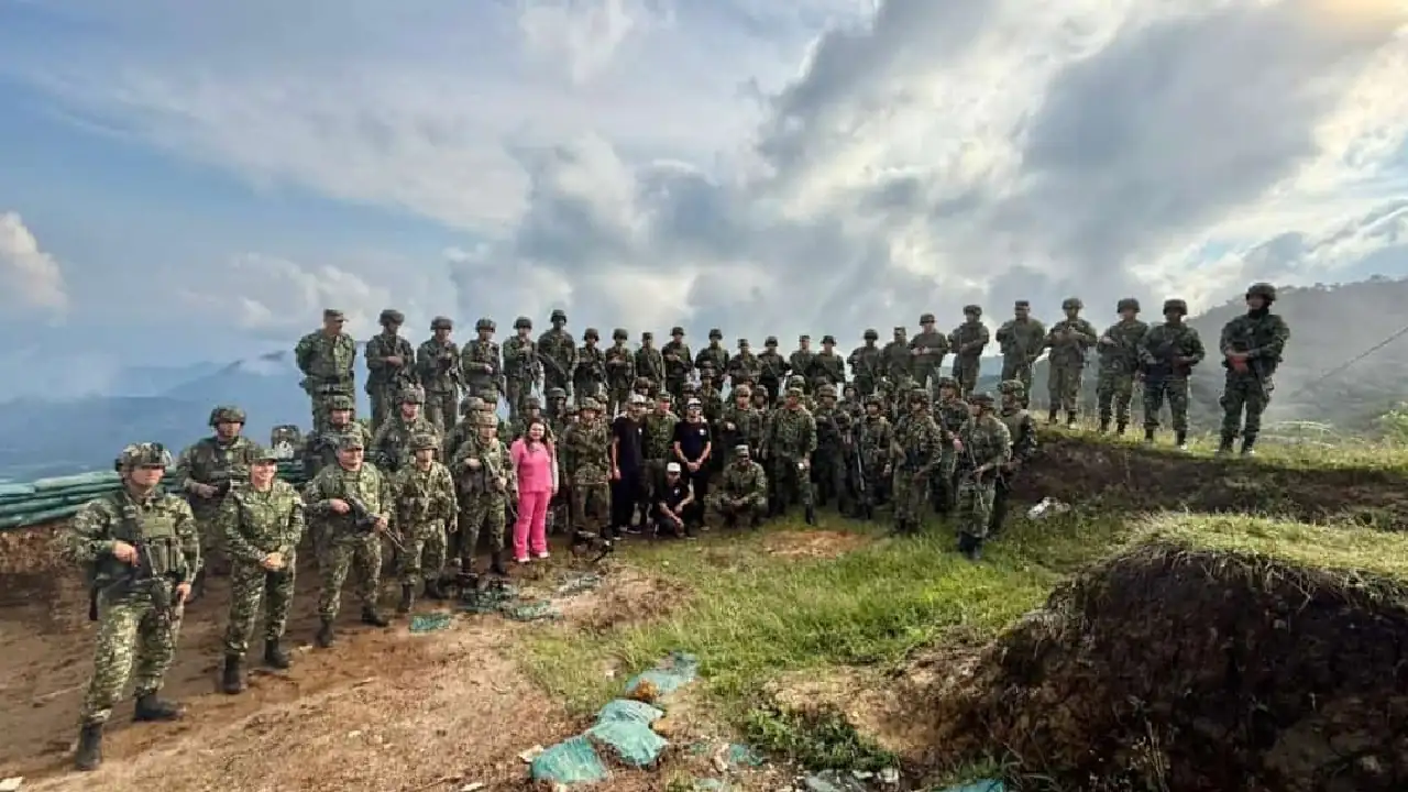 ¡Qué bacano! A tropas del Ejército que están en las montañas del Oriente Antioqueño les llevaron la navidad y regalos 4 navidad-soldados-ejercito-oriente-antioqueño1