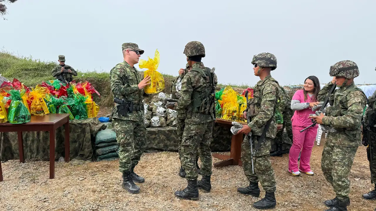 ¡Qué bacano! A tropas del Ejército que están en las montañas del Oriente Antioqueño les llevaron la navidad y regalos 1 navidad-soldados-ejercito-oriente-antioqueño2