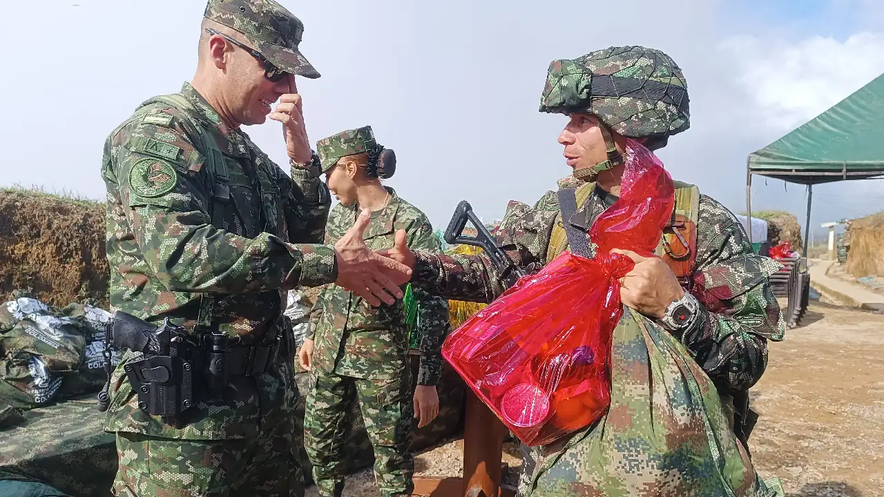 ¡Qué bacano! A tropas del Ejército que están en las montañas del Oriente Antioqueño les llevaron la navidad y regalos 6 navidad-soldados-ejercito-oriente-antioqueño3